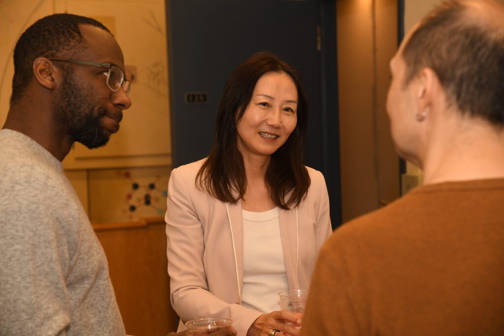 Zhenan Bao talks with Chris Alabi and James Tanaka in Olin Hall lecture room.