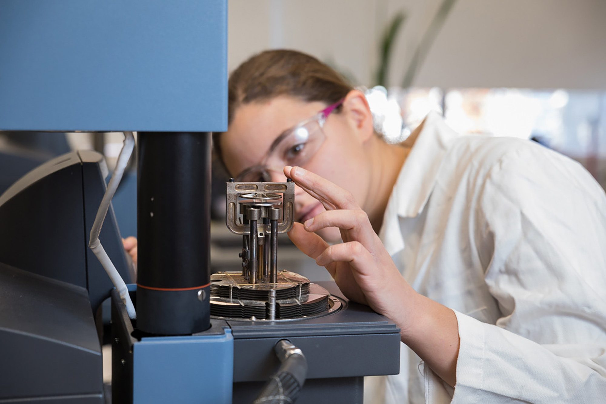 A student at work in the Cornell Center for Materials Research (CCMR) research laboratory