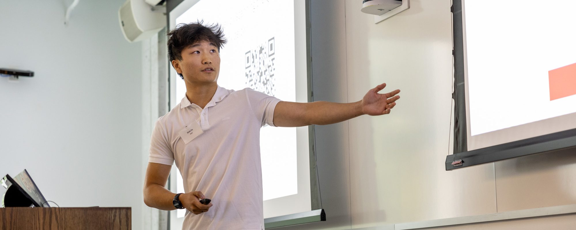 An undergraduate students presents his summer research during a Pizza and Presentation event
