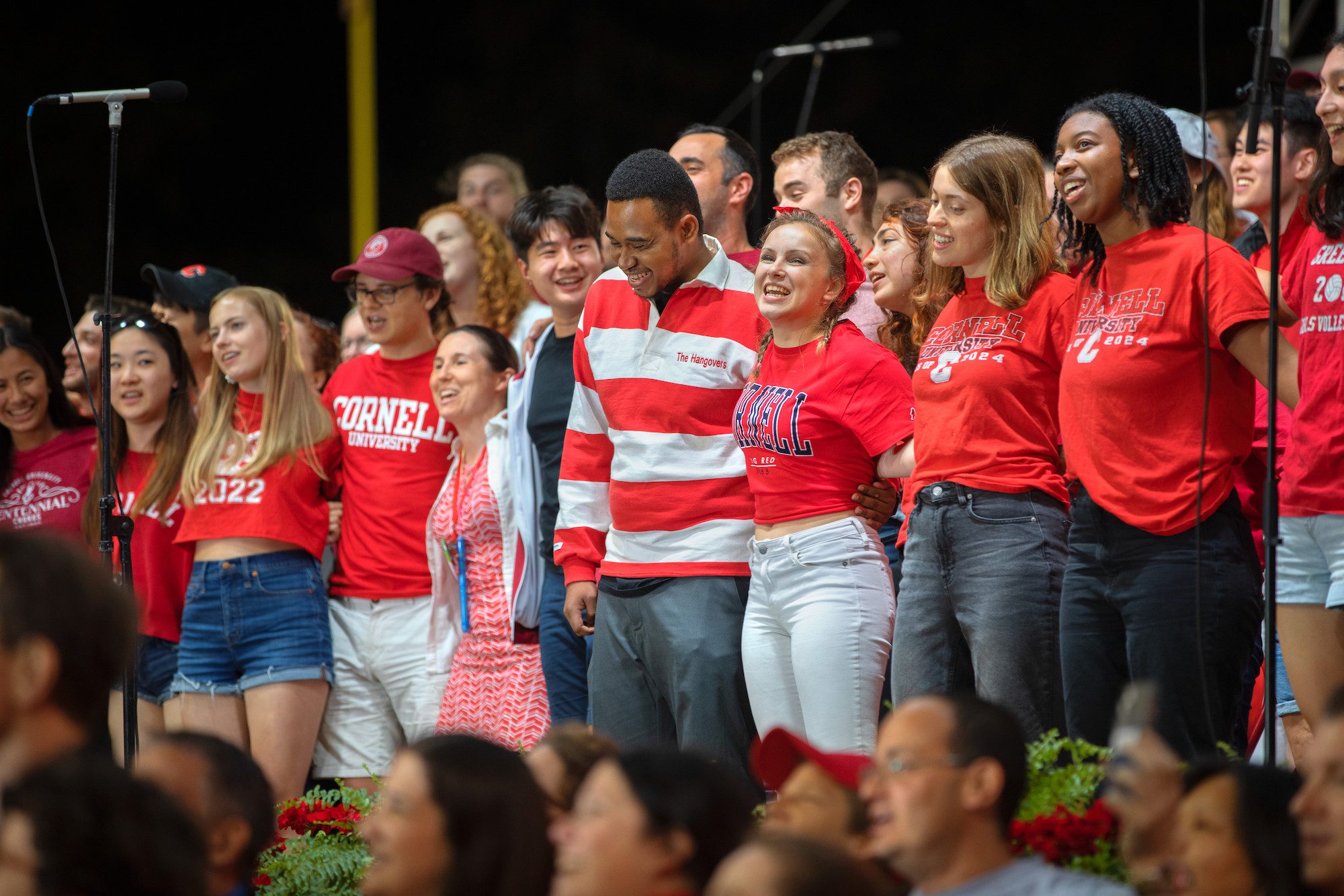 Students and alumni join in song